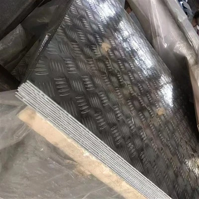 Diamantna reliefna lista iz nerjavečega jekla